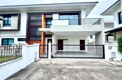 For Sale / For Rent – The Complete Sriracha