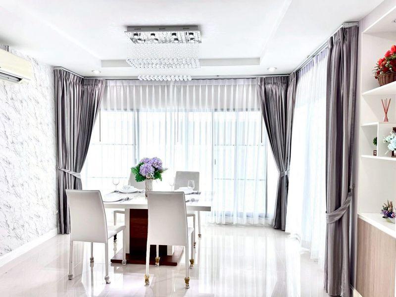 For Sale / For Rent – The Complete Sriracha