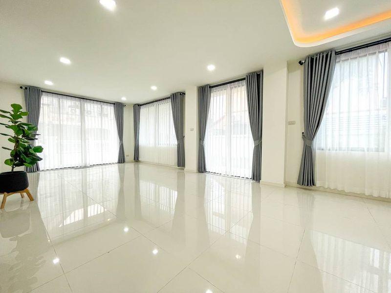 บ้าน สไตล์อังกฤษ ผสมผสามด้วยความทันสมัย  Luxury Home. ศรีราชา-อัสสัมชัญ   พิกัดใกล้เจปาร์ค ศรีราชา