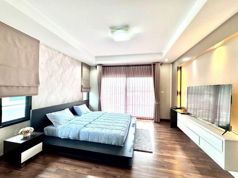 For Sale / For Rent – The Complete Sriracha