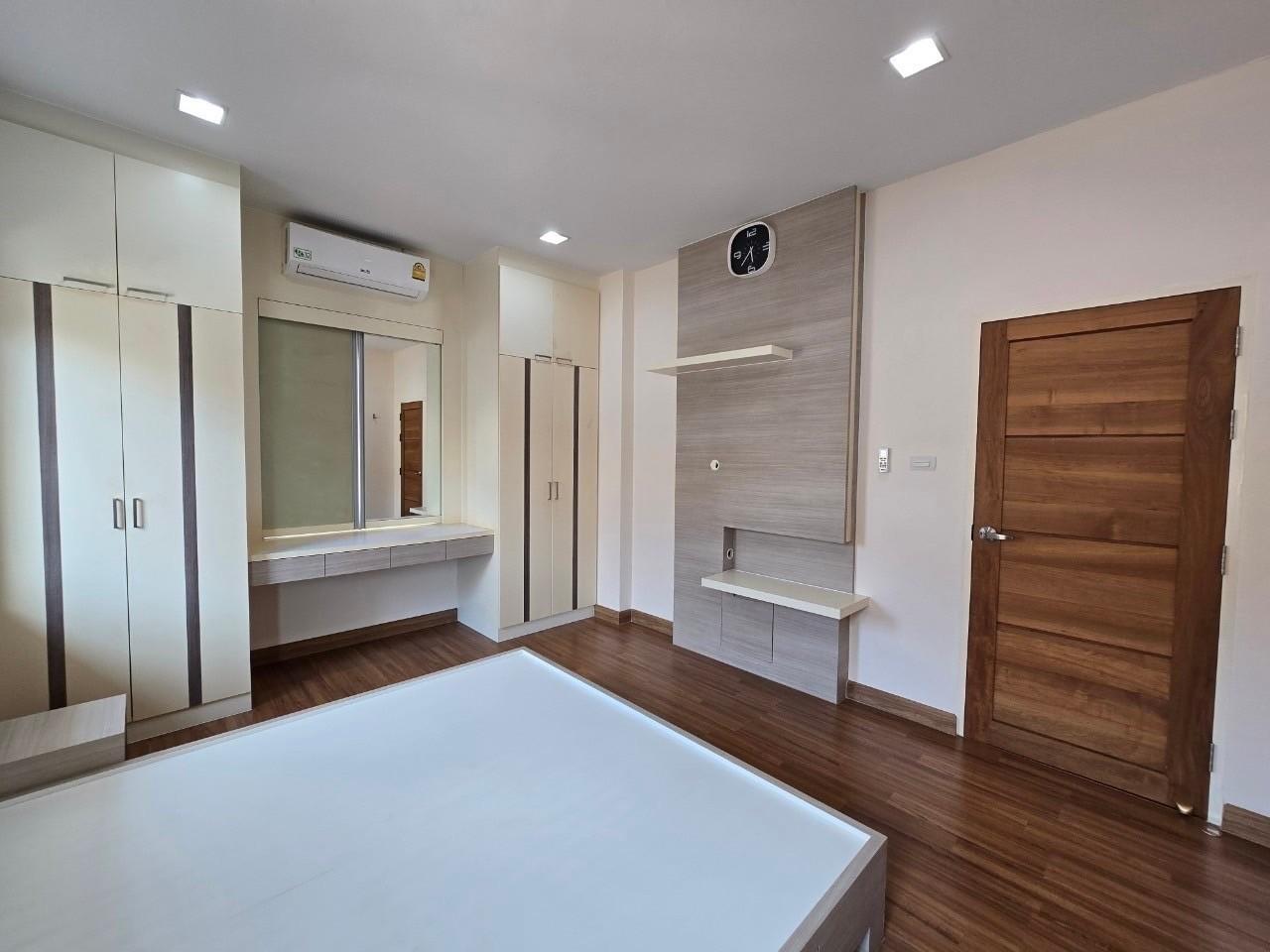 ขายบ้านเดี่ยว 2ชั้น หลังใหญ่ หลังริม หมู่บ้านมณีรินทร์ กรีน พาร์ค อ่างศิลา