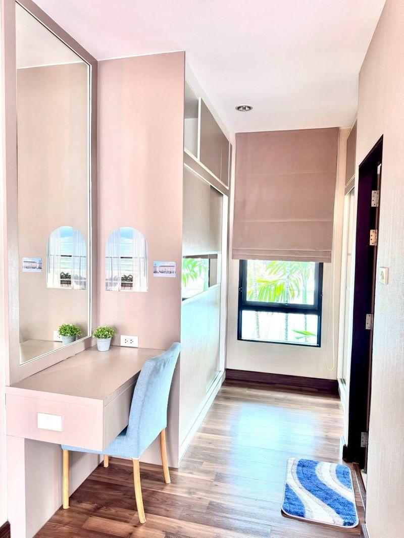 For Sale / For Rent – The Complete Sriracha