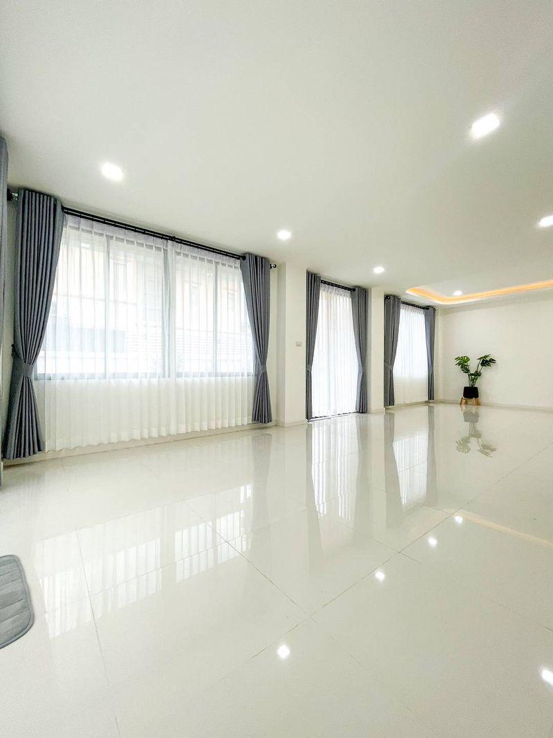 บ้าน สไตล์อังกฤษ ผสมผสามด้วยความทันสมัย  Luxury Home. ศรีราชา-อัสสัมชัญ   พิกัดใกล้เจปาร์ค ศรีราชา