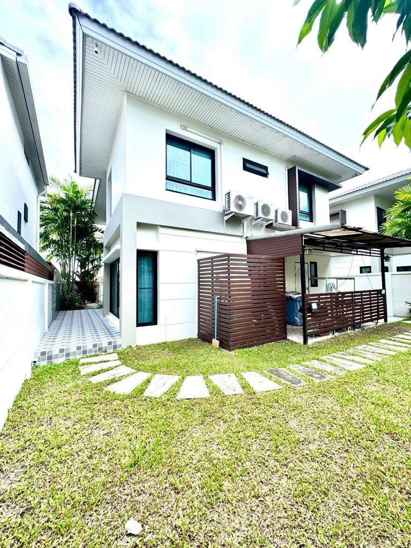 For Sale / For Rent – The Complete Sriracha