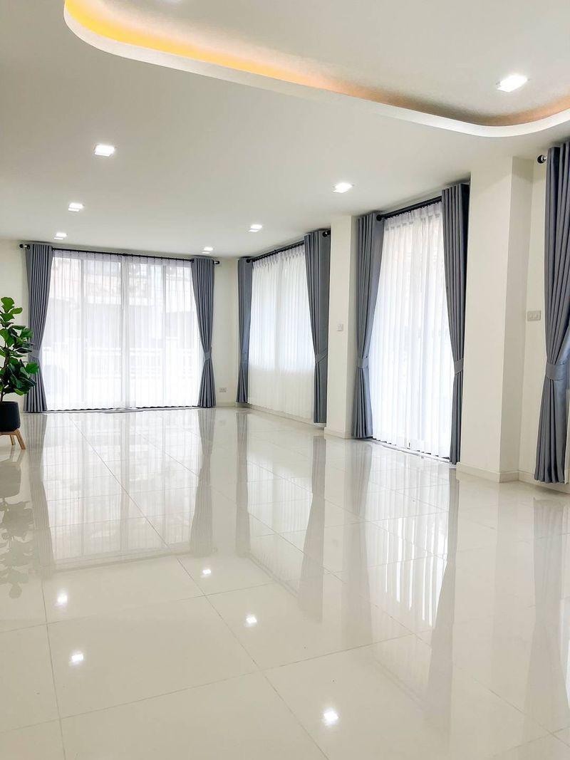 บ้าน สไตล์อังกฤษ ผสมผสามด้วยความทันสมัย  Luxury Home. ศรีราชา-อัสสัมชัญ   พิกัดใกล้เจปาร์ค ศรีราชา