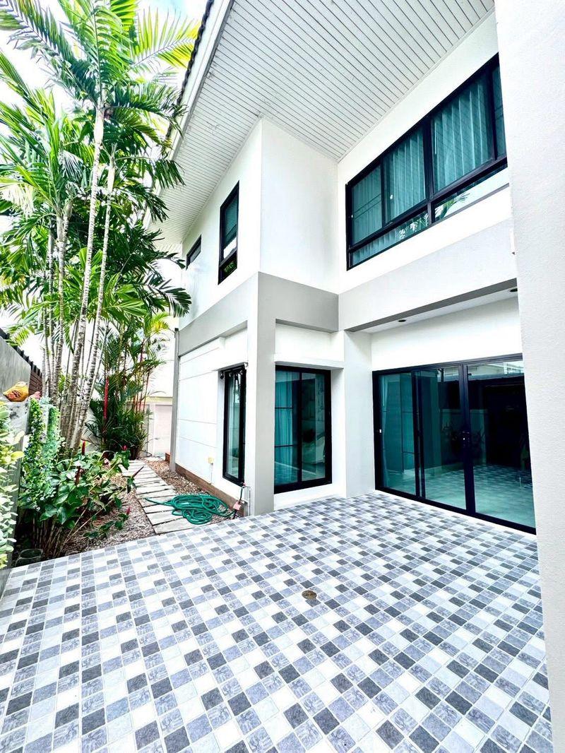 For Sale / For Rent – The Complete Sriracha