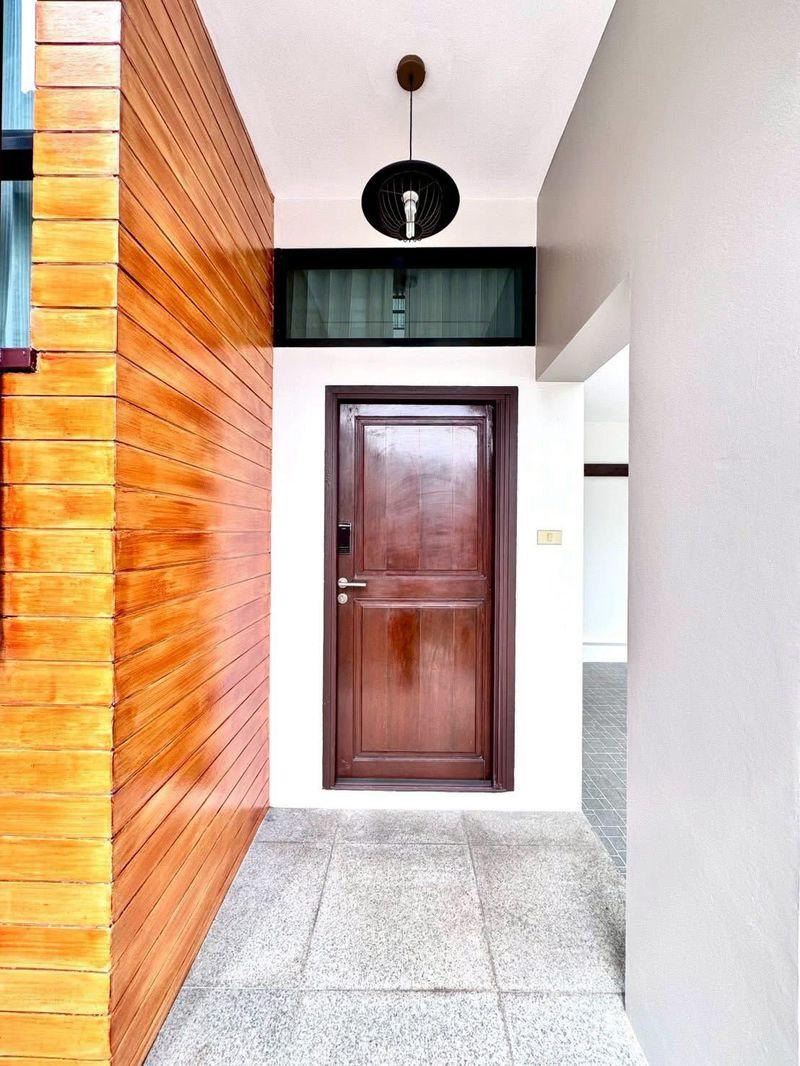 For Sale / For Rent – The Complete Sriracha