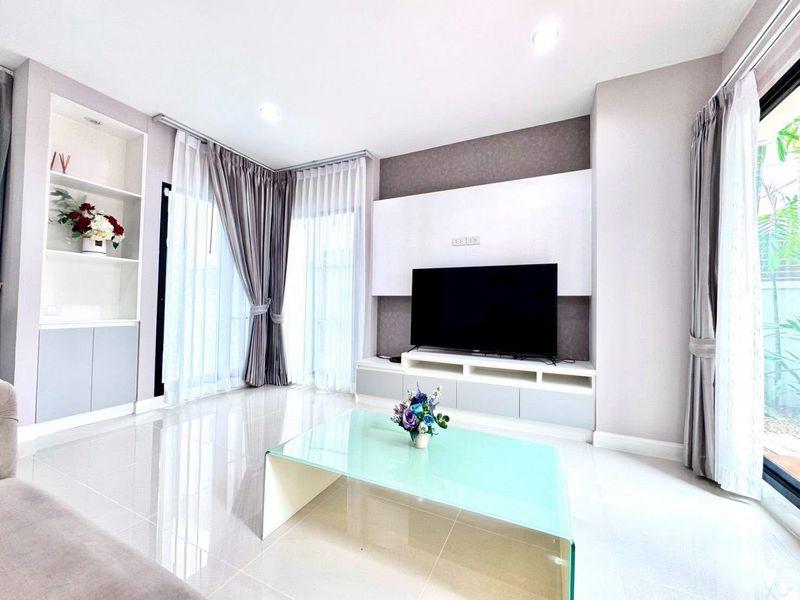 For Sale / For Rent – The Complete Sriracha